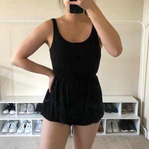 🖤SOLD ON MERC🖤Tie back black romper